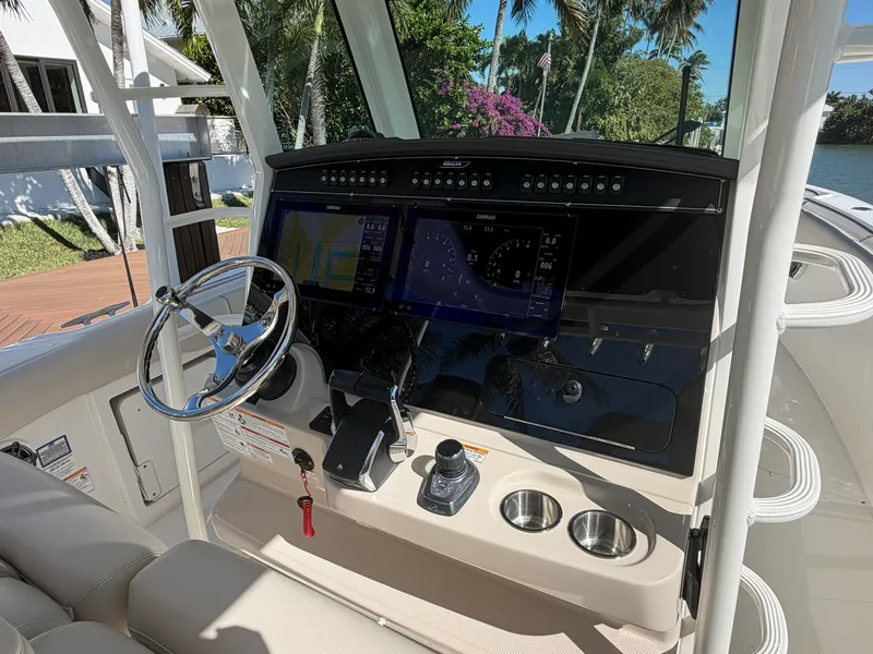 Slide: The Image of Boston Whaler 330 OUTRAGE 2024 - 21