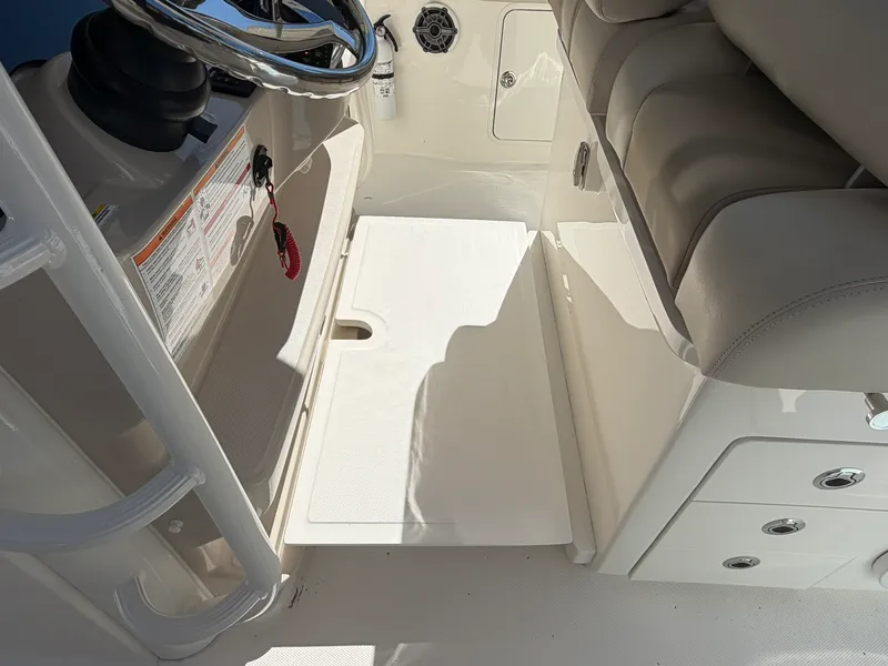Slide: The Image of Boston Whaler 330 OUTRAGE 2024 - 22