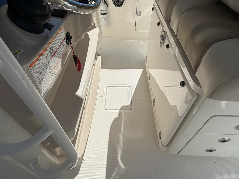 Slide: The Image of Boston Whaler 330 OUTRAGE 2024 - 23