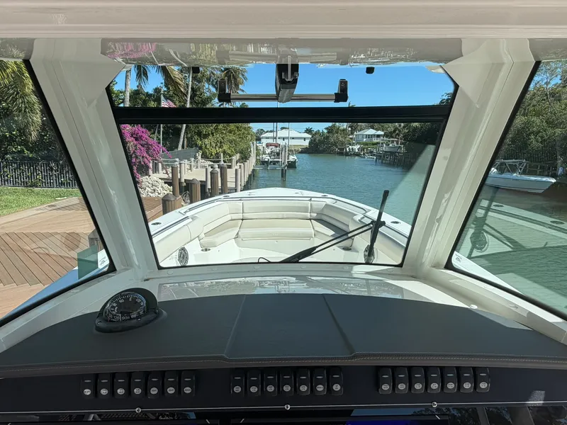 Slide: The Image of Boston Whaler 330 OUTRAGE 2024 - 27