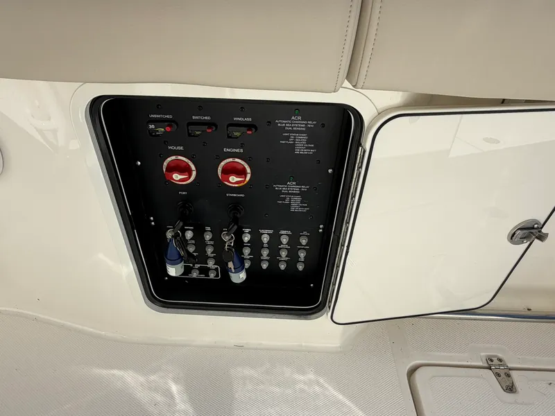 Slide: The Image of Boston Whaler 330 OUTRAGE 2024 - 30