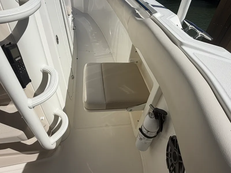 Slide: The Image of Boston Whaler 330 OUTRAGE 2024 - 31
