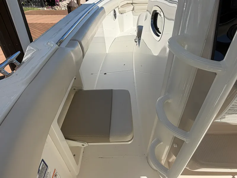 Slide: The Image of Boston Whaler 330 OUTRAGE 2024 - 32