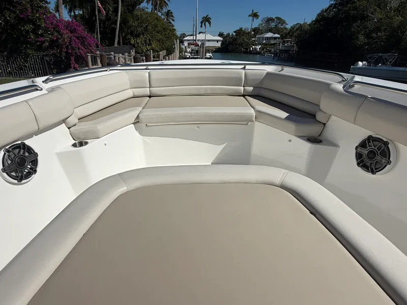 Slide: The Image of Boston Whaler 330 OUTRAGE 2024 - 33