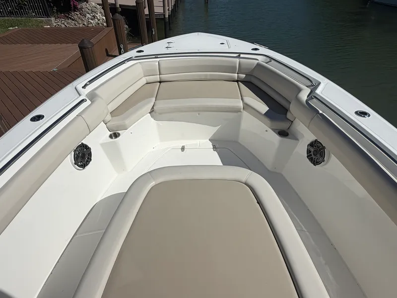 Slide: The Image of Boston Whaler 330 OUTRAGE 2024 - 34