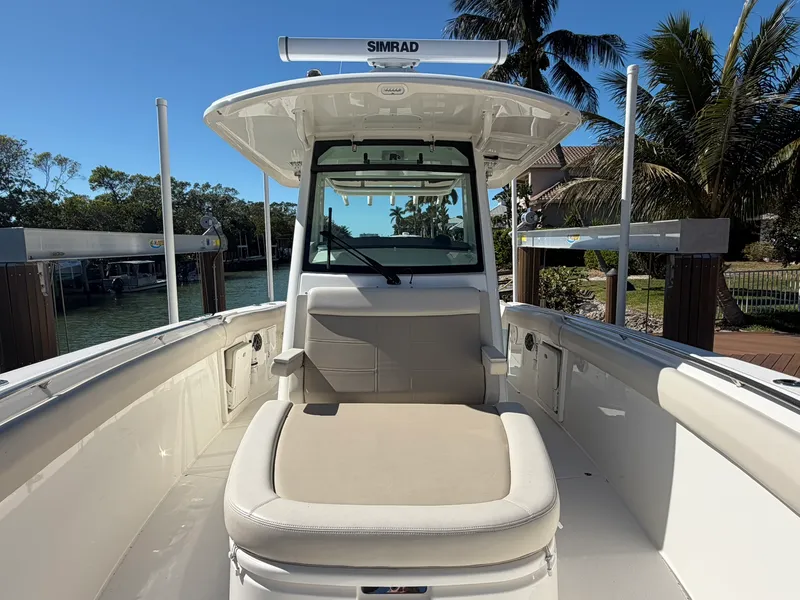 Slide: The Image of Boston Whaler 330 OUTRAGE 2024 - 35
