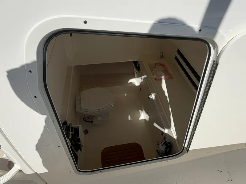 Slide: The Image of Boston Whaler 330 OUTRAGE 2024 - 38