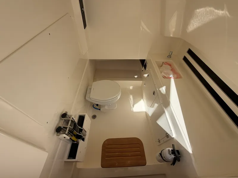 Slide: The Image of Boston Whaler 330 OUTRAGE 2024 - 39