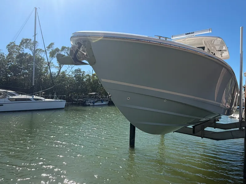Slide: The Image of Boston Whaler 330 OUTRAGE 2024 - 4
