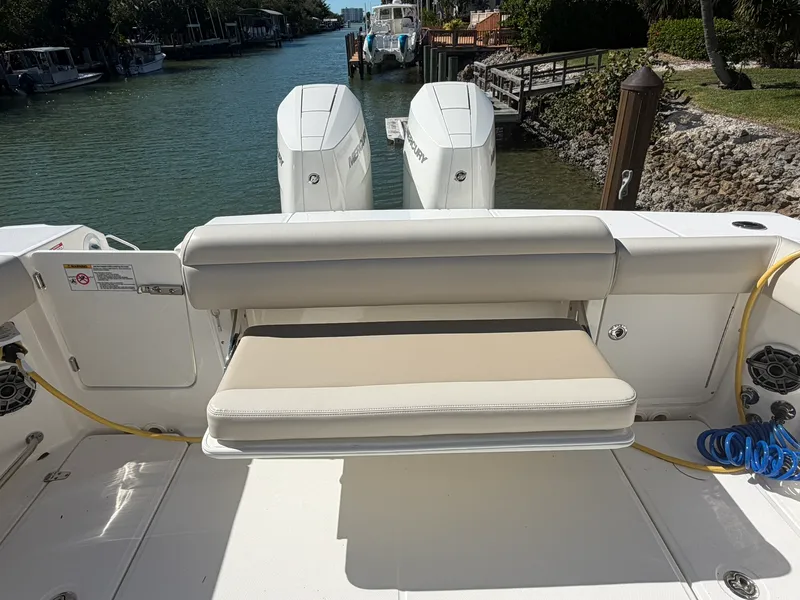 Slide: The Image of Boston Whaler 330 OUTRAGE 2024 - 6
