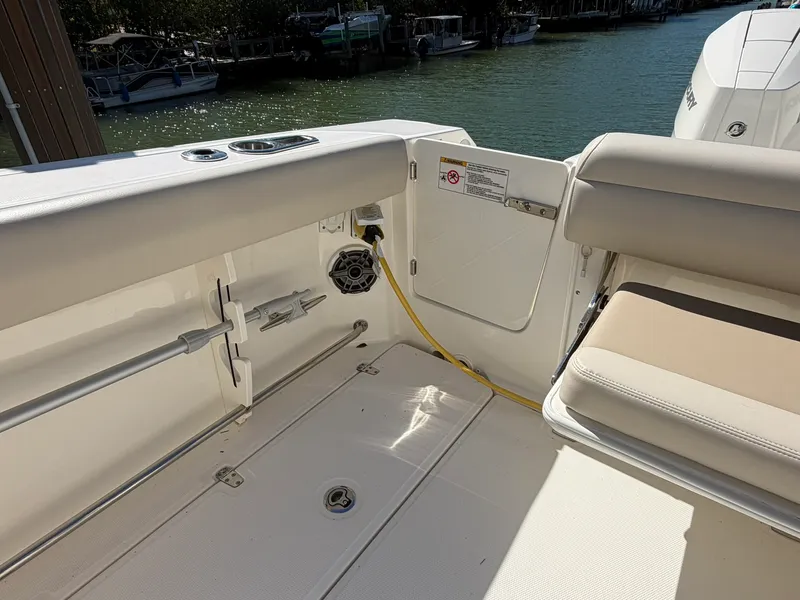 Slide: The Image of Boston Whaler 330 OUTRAGE 2024 - 7