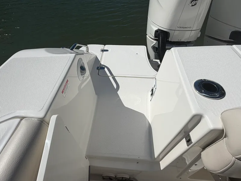 Slide: The Image of Boston Whaler 330 OUTRAGE 2024 - 8
