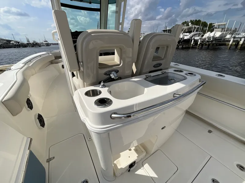 Slide: The Image of Boston Whaler 280 Outrage 2024 - 17