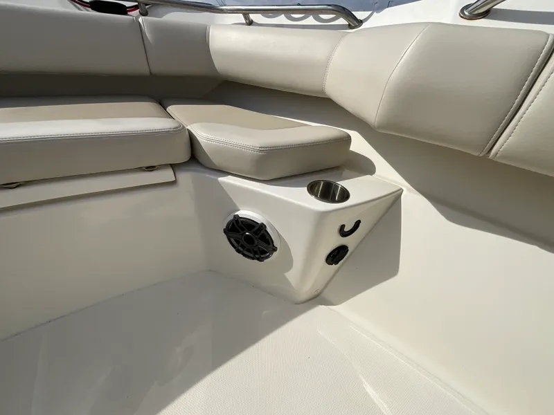 Slide: The Image of Boston Whaler 280 Outrage 2024 - 27