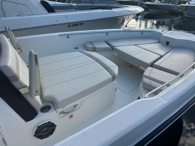 Slide: The Image of Boston Whaler 280 Dauntless 2026 - 12