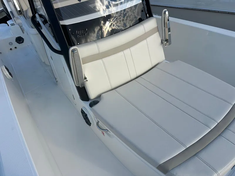 Slide: The Image of Boston Whaler 280 Dauntless 2026 - 13