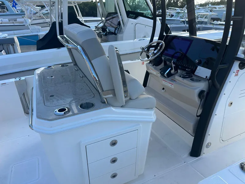 Slide: The Image of Boston Whaler 280 Dauntless 2026 - 14