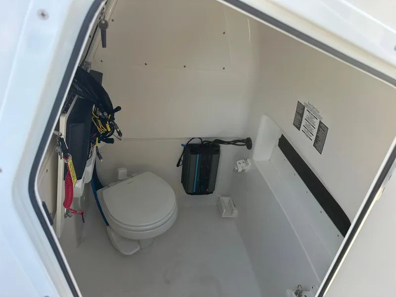 Slide: The Image of Boston Whaler 280 Dauntless 2026 - 17