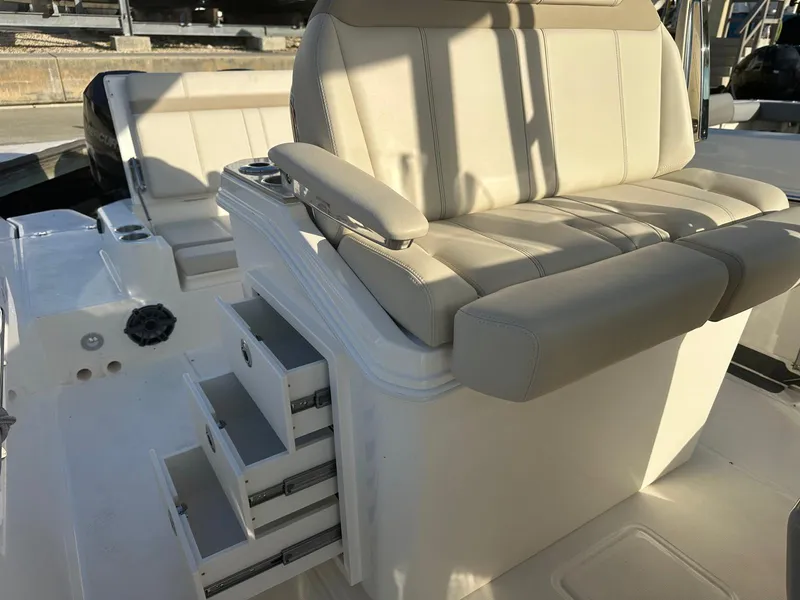 Slide: The Image of Boston Whaler 280 Dauntless 2026 - 18