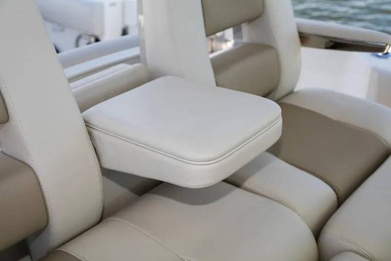 Slide: The Image of Boston Whaler 330 Outrage 2026 - 18