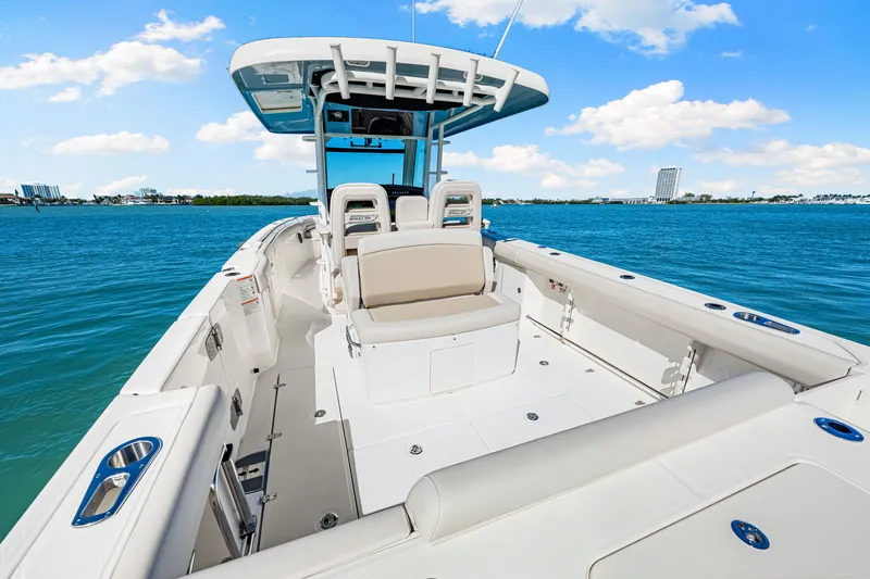 Slide: The Image of Boston Whaler 330 Outrage 2026 - 22