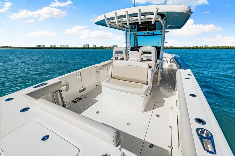 Slide: The Image of Boston Whaler 330 Outrage 2026 - 23