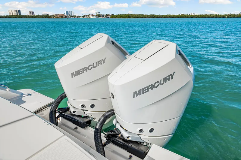 Slide: The Image of Boston Whaler 330 Outrage 2026 - 24