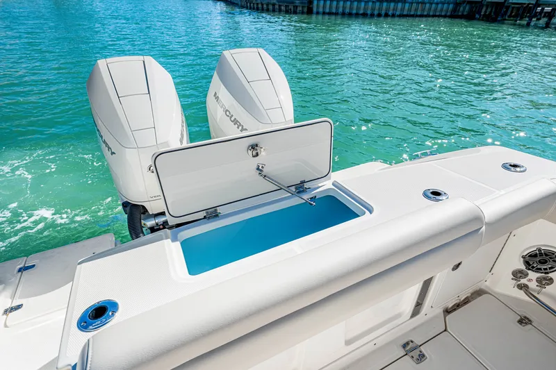 Slide: The Image of Boston Whaler 330 Outrage 2026 - 25