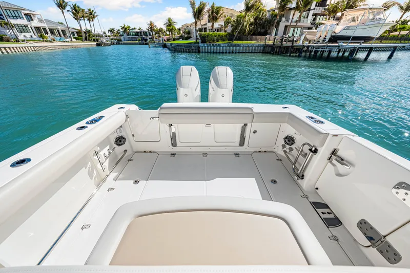 Slide: The Image of Boston Whaler 330 Outrage 2026 - 26