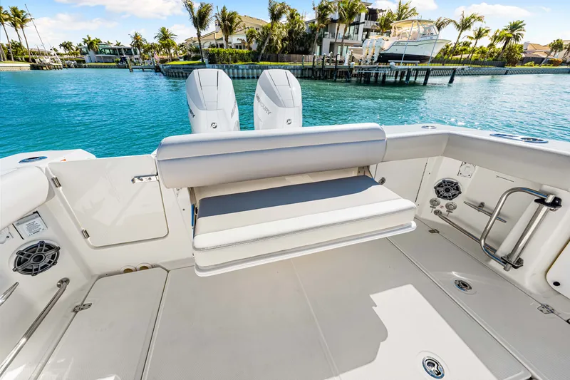 Slide: The Image of Boston Whaler 330 Outrage 2026 - 27