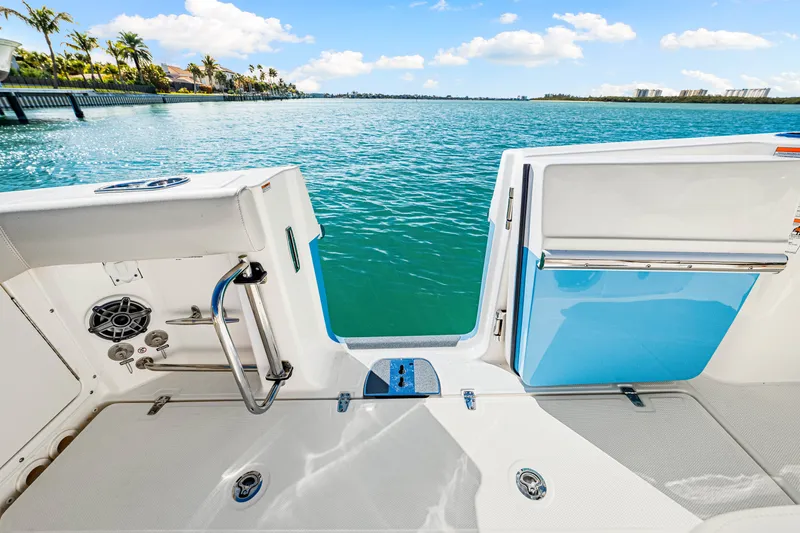 Slide: The Image of Boston Whaler 330 Outrage 2026 - 28