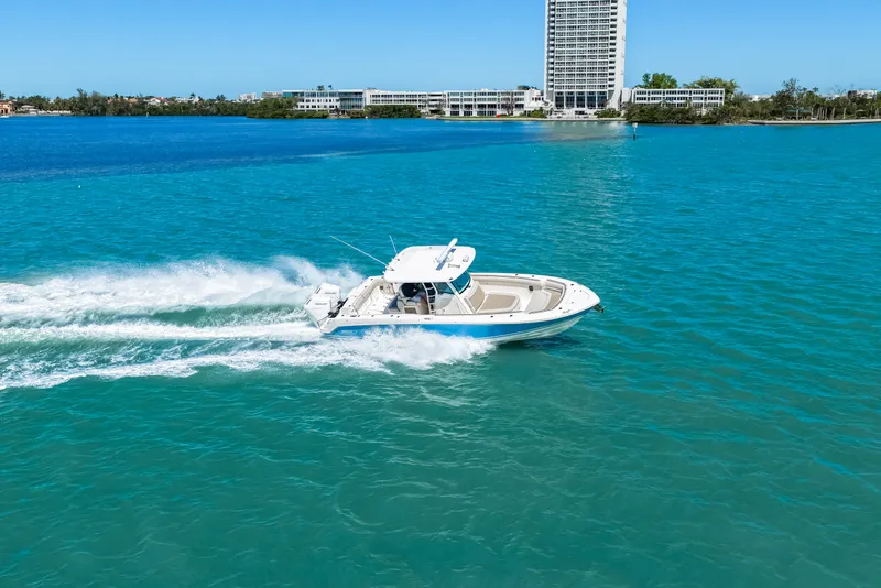 Slide: The Image of Boston Whaler 330 Outrage 2026 - 32