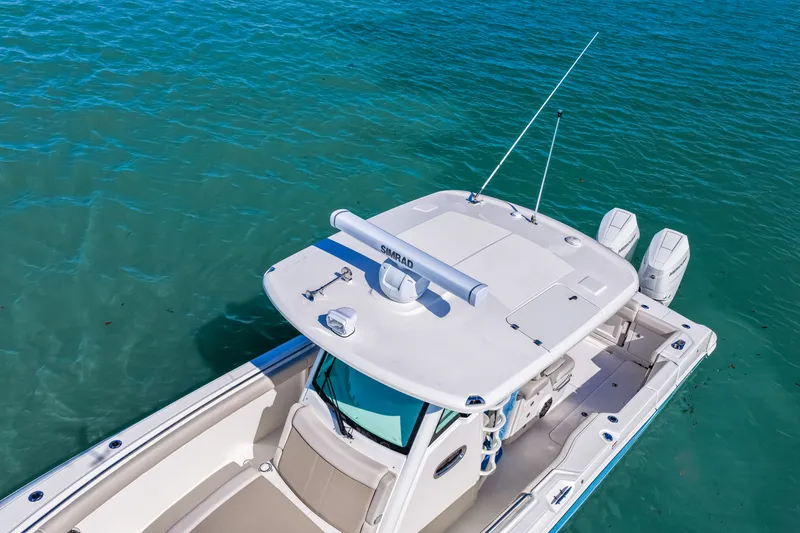 Slide: The Image of Boston Whaler 330 Outrage 2026 - 41