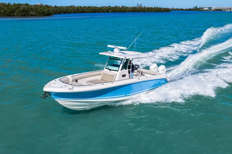 Slide: The Image of Boston Whaler 330 Outrage 2026 - 47