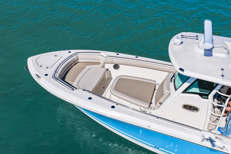Slide: The Image of Boston Whaler 330 Outrage 2026 - 52