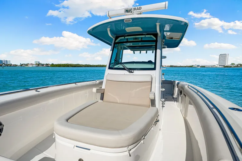 Slide: The Image of Boston Whaler 330 Outrage 2026 - 54