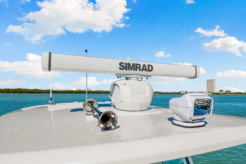 Slide: The Image of Boston Whaler 330 Outrage 2026 - 57