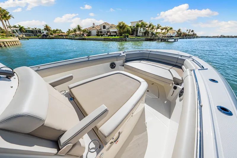 Slide: The Image of Boston Whaler 330 Outrage 2026 - 59
