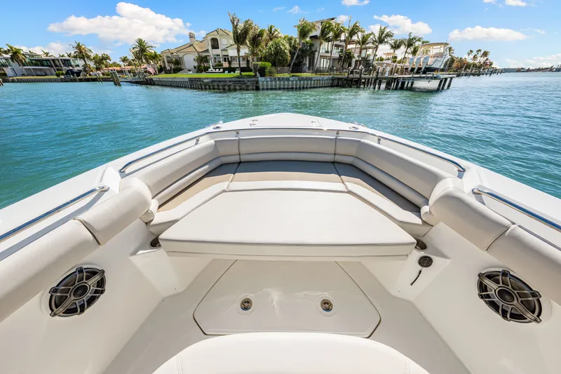 Slide: The Image of Boston Whaler 330 Outrage 2026 - 61