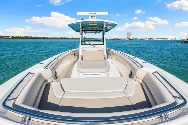 Slide: The Image of Boston Whaler 330 Outrage 2026 - 62