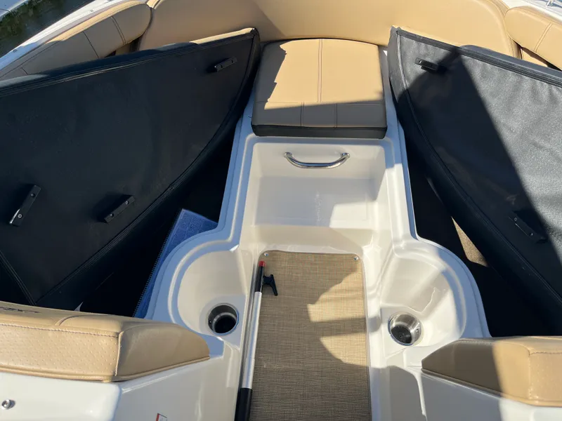 Slide: The Image of Sea Ray 19 SPX-OB 2021 - 5