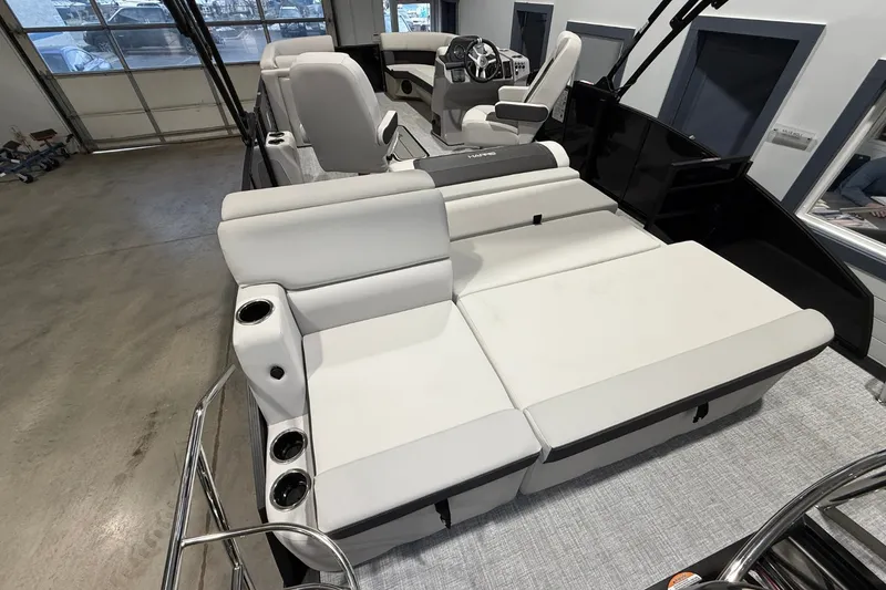 Slide: The Image of Harris Cruiser 230 2026 - 10