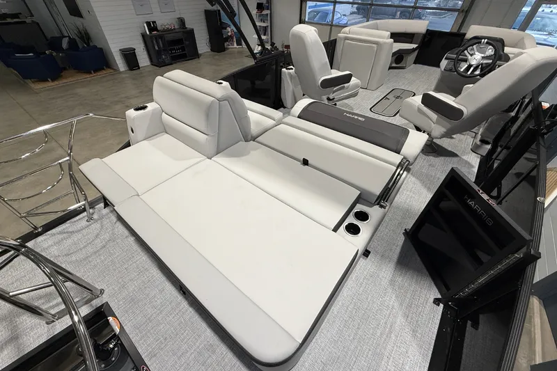 Slide: The Image of Harris Cruiser 230 2026 - 11