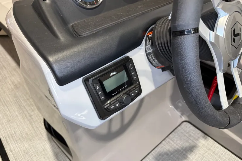 Slide: The Image of Harris Cruiser 230 2026 - 15