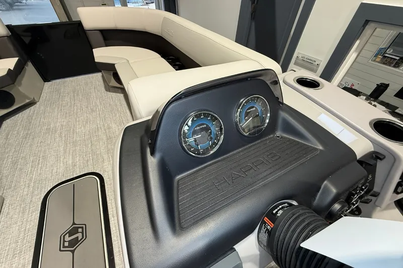 Slide: The Image of Harris Cruiser 230 2026 - 16