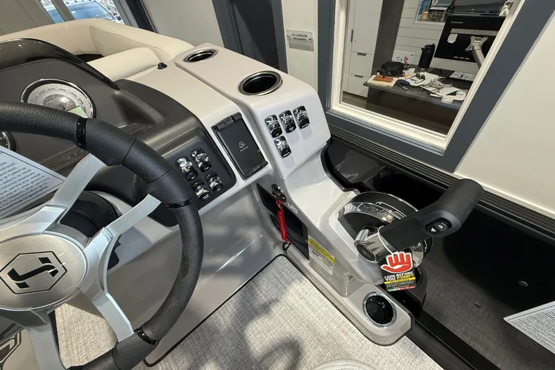 Slide: The Image of Harris Cruiser 230 2026 - 18