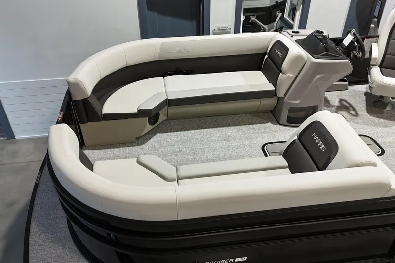 Slide: The Image of Harris Cruiser 230 2026 - 23