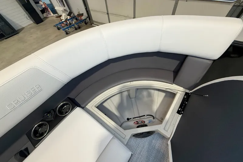 Slide: The Image of Harris Cruiser 230 2026 - 29