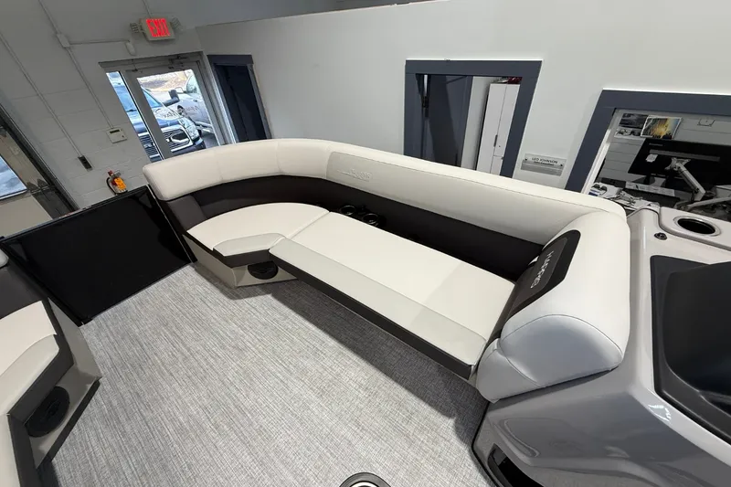 Slide: The Image of Harris Cruiser 230 2026 - 30