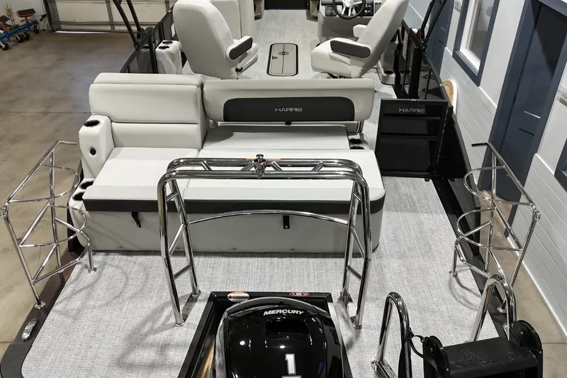 Slide: The Image of Harris Cruiser 230 2026 - 6